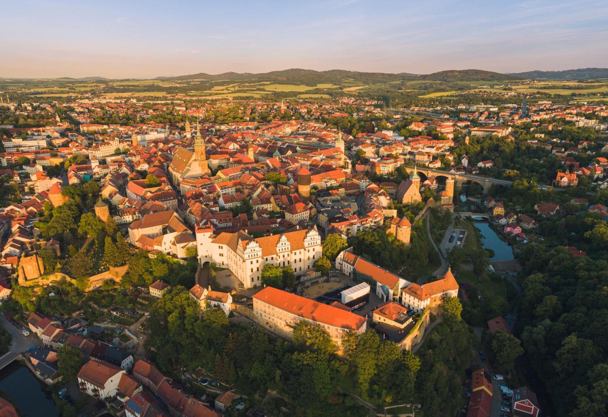Bautzen Living Appartement - Zentrumslage Parkplatz Babybett Buitenkant foto
